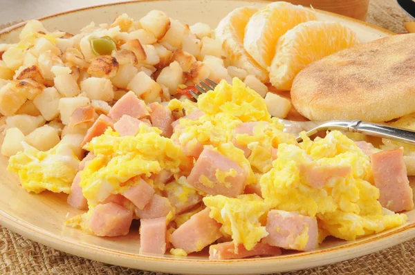 Scrambled eggs with diced ham — Stock Photo, Image
