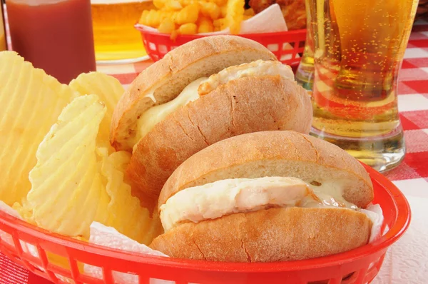 Sandwich de pollo y cerveza — Foto de Stock