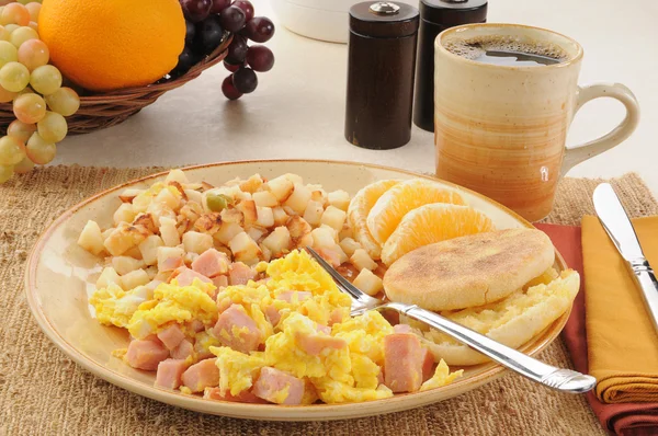 Scrambled eggs with ham and hash browns — Stock Photo, Image