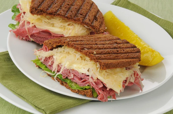 Închiderea unui sandwich Reuben — Fotografie, imagine de stoc