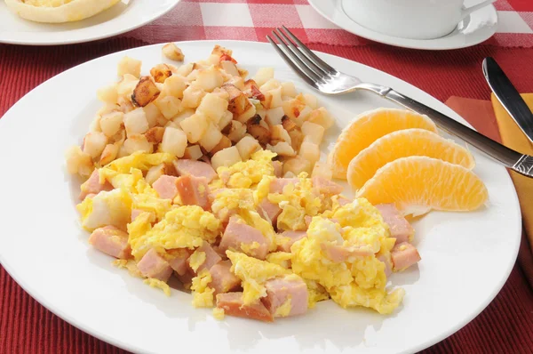 Scrambled eggs with hash browns — Stock Photo, Image
