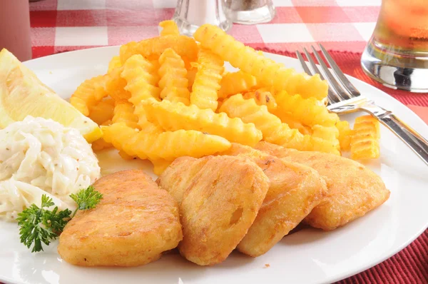 Рыбные палочки с картошкой фри — стоковое фото