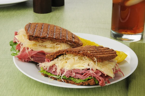 Сэндвич с рубином на темном ржи — стоковое фото