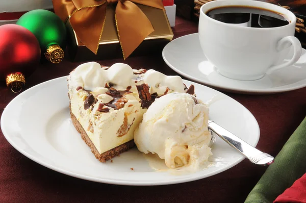 Pie and ice cream at Christmas times — Stock Photo, Image