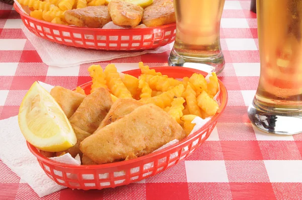 Риба і чіпси з пивом — стокове фото