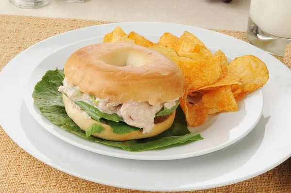 Tonijn bagel sandwich — Stockfoto