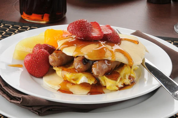 Pancake sandwich wtih strawberries — Stock Photo, Image