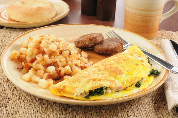 Spinach and feta cheese omelet with sausage — Stock Photo, Image