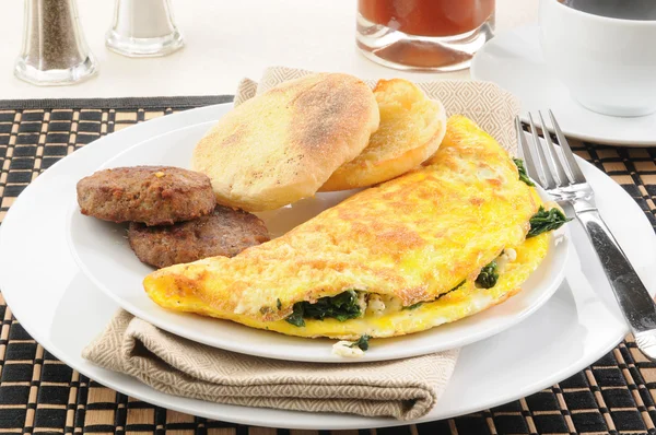 Spinach omelet with sausage — Stock Photo, Image