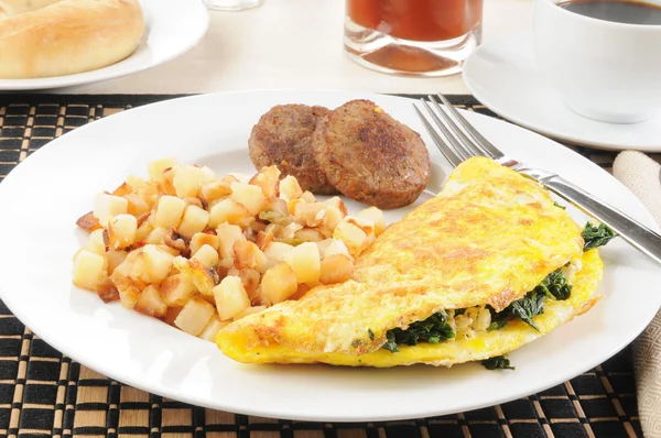 Breakfast omelet with sausage and hash browns — Stock Photo, Image