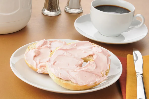 Bagel with strawberry cream cheese — Stock Photo, Image