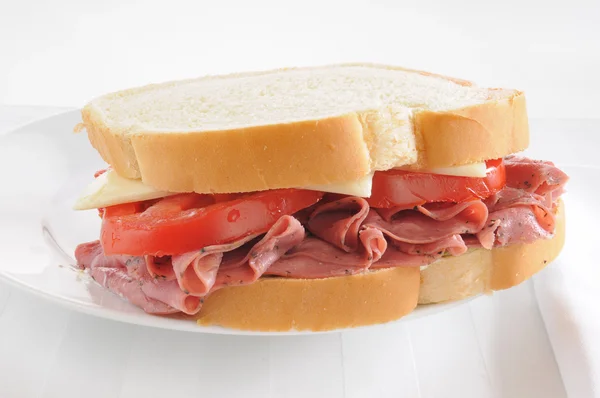 Sandwich-ul Pastrami pe un fundal alb — Fotografie, imagine de stoc