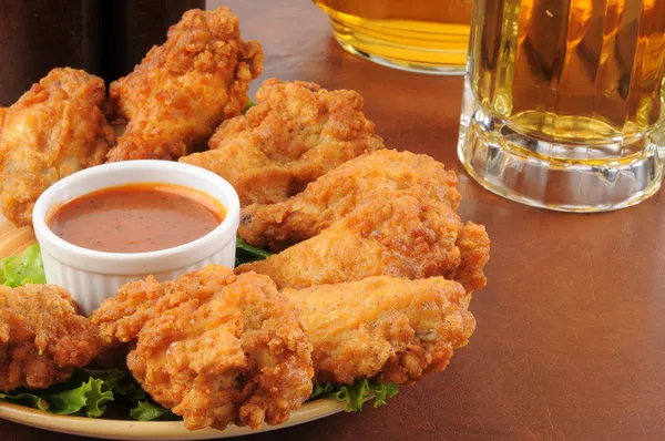 닭 날개와 맥주 로열티 프리 스톡 사진