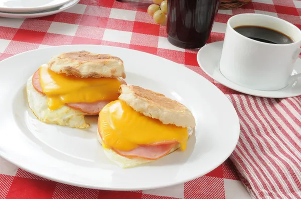 Englische Muffins mit Schinken, Ei und Käse — Stockfoto