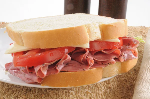 Bir pastırmalı sandviç closeup — Stok fotoğraf