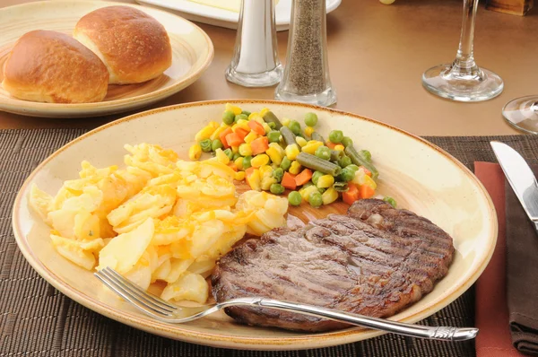 Rib steak ve tamamen kızarmış patates — Stok fotoğraf