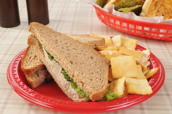 マグロ サンドイッチ ピタパン チップ — ストック写真