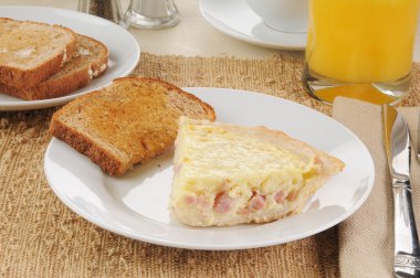 kızarmış ekmek ve meyve suyu ile quiche lorraine