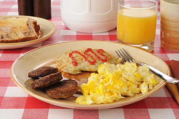 Frühstück auf einem Picknicktisch — Stockfoto