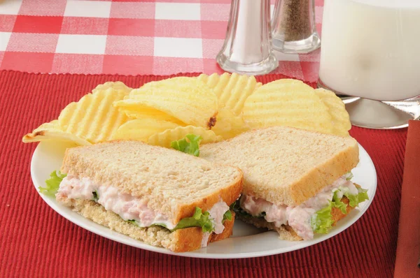 Sandwich de ensalada de jamón con patatas fritas —  Fotos de Stock
