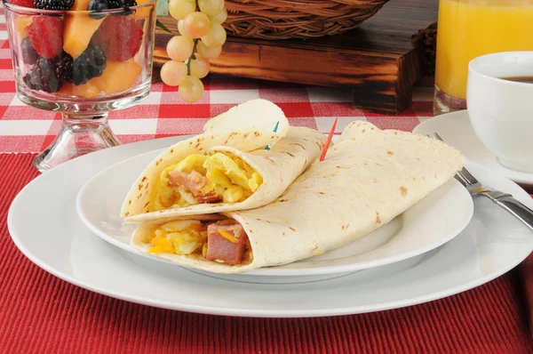 Frühstück Burrito und Obst — Stockfoto