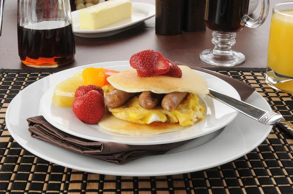 Pancake sandwich dengan buah tropis — Stok Foto