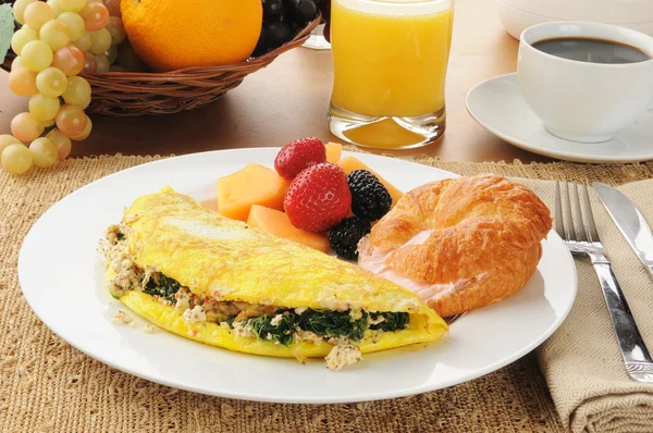 Spinach and feta cheese omelet with a croissant — Stock Photo, Image