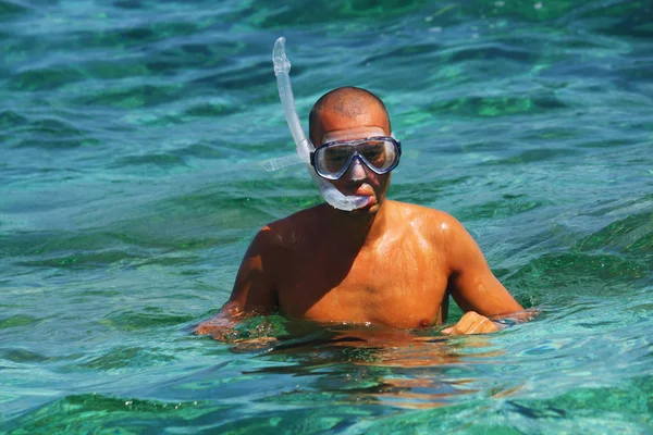 Homme plongée en apnée dans l'eau bleue — Photo