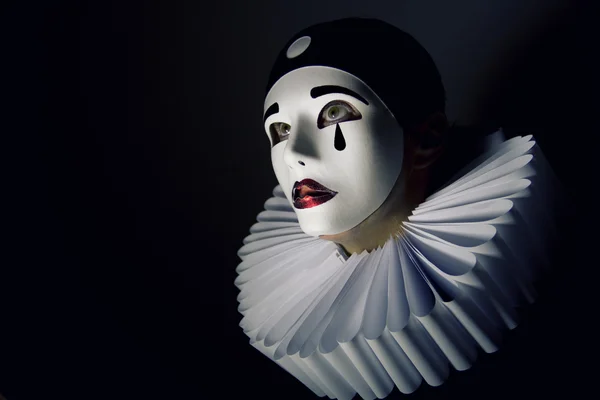 Menina com pierrot máscara — Fotografia de Stock