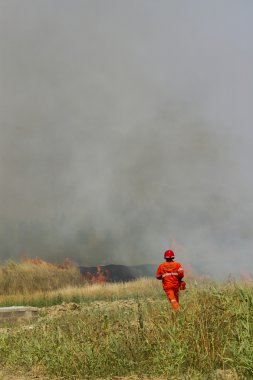 İtfaiye yangını söndürür.