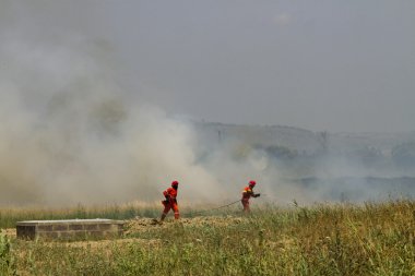 İtfaiye yangını söndürür