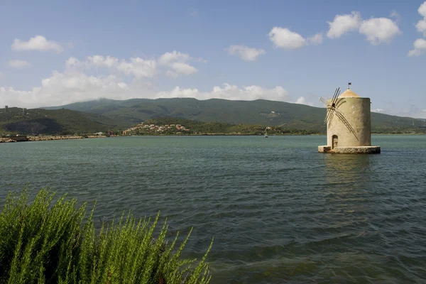Moinho de vento da lagoa de Orbetello, itália da Toscana — Fotografia de Stock