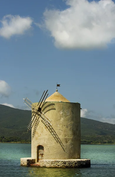 Moinho de vento em Orbetello — Fotografia de Stock