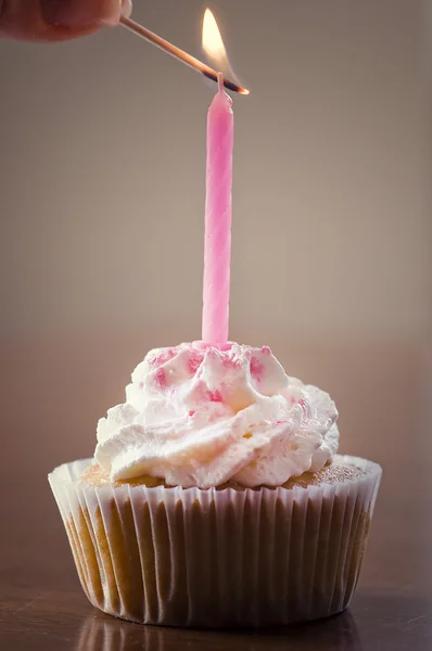 Cupcake med stearinlys – stockfoto