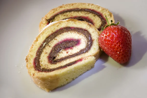 Schokoladenkuchen und Erdbeeren — Stockfoto