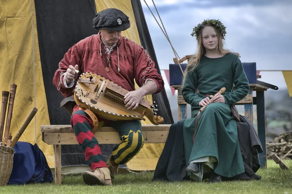 Мужчина и женщина средневековые музыканты — стоковое фото
