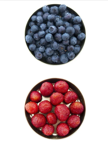 Cuenco con fresas frescas y arándanos sobre blanco — Foto de Stock