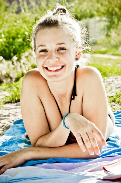Young woman in black swimsuit on the beach — Stock Photo, Image