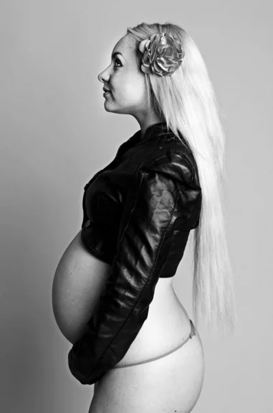 Piękna kobieta w ciąży czarno-biały — Zdjęcie stockowe