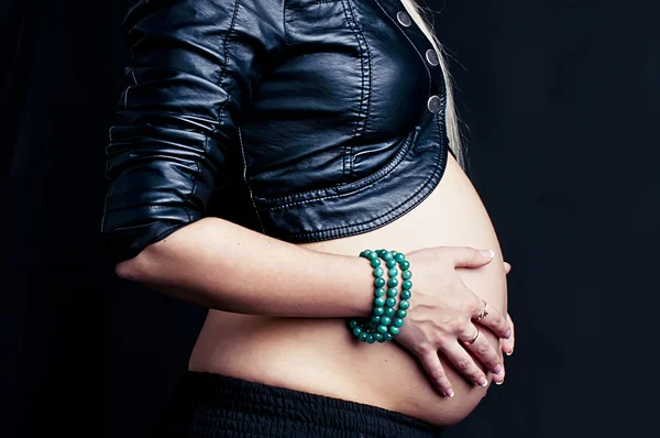 美しいです妊娠中の女性タッチ彼女の腹 — ストック写真