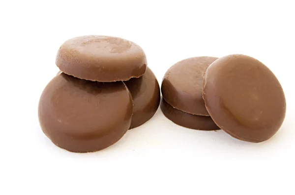 Pochi pezzi di cioccolato su sfondo bianco — Foto Stock
