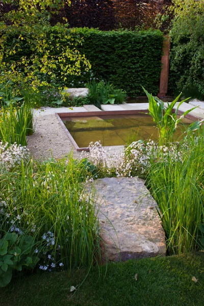 Garten mit Teich — Stockfoto