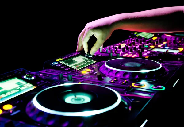 DJ Tocando E Misturando Música Na Festa Noturna À Noite. EDM Dance