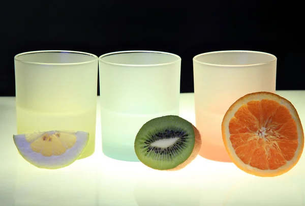 Farbige Gläser mit Früchten — Stockfoto