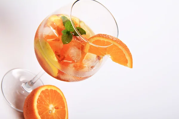 Алкогольный фруктовый коктейль — стоковое фото