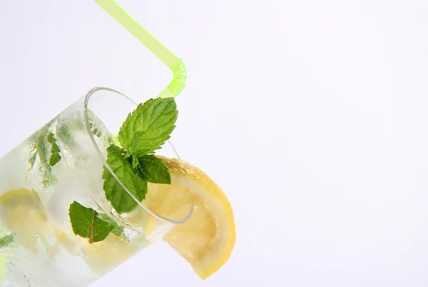 Detail des weißen Rum-Mojito-Cocktails — Stockfoto