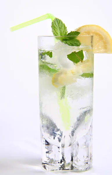 Cocktail met citroen en munt — Stockfoto