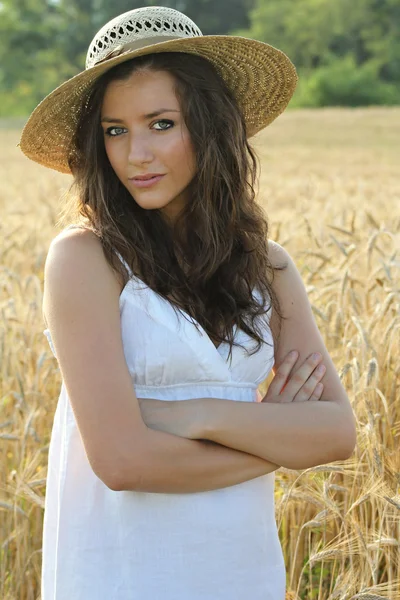 Portrait of pretty girl in wheat field — Stock Photo, Image