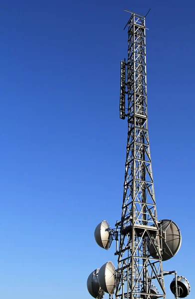 Телекомунікаційна вежа металеві — стокове фото