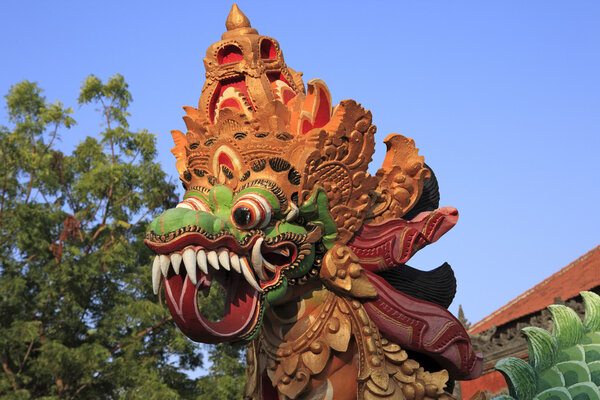 Статуя Пура Далем Денкарик
